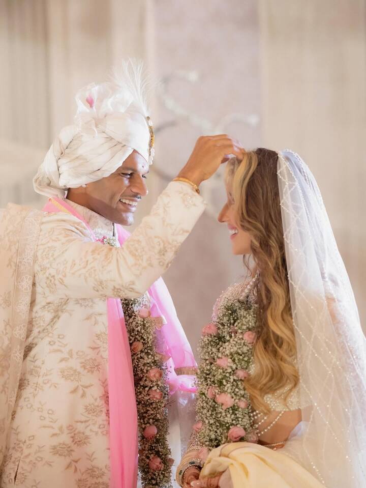 शेअर केलेल्या एका फोटोमध्ये दोघे एकत्र पोझ देताना दिसतात, दुसऱ्या फोटोमध्ये ते नृत्य करताना दिसतात, तर तिसऱ्या फोटोमध्ये शिखर सोफीच्या कपाळावर कुंकू भरताना दिसतात. रंगीबेरंगी सजावटीमुळे हे क्षण अधिक खास बनले.