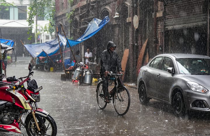 পরশু অর্থাৎ মঙ্গলবার কলকাতা, হাওড়া, হুগলি, উত্তর ২৪ পরগনা, দক্ষিণ ২৪ পরগনা ও পূর্ব এবং পশ্চিম মেদিনীপুরে বৃষ্টির সম্ভাবনা রয়েছে বলে জানিয়েছে হাওয়া অফিস।