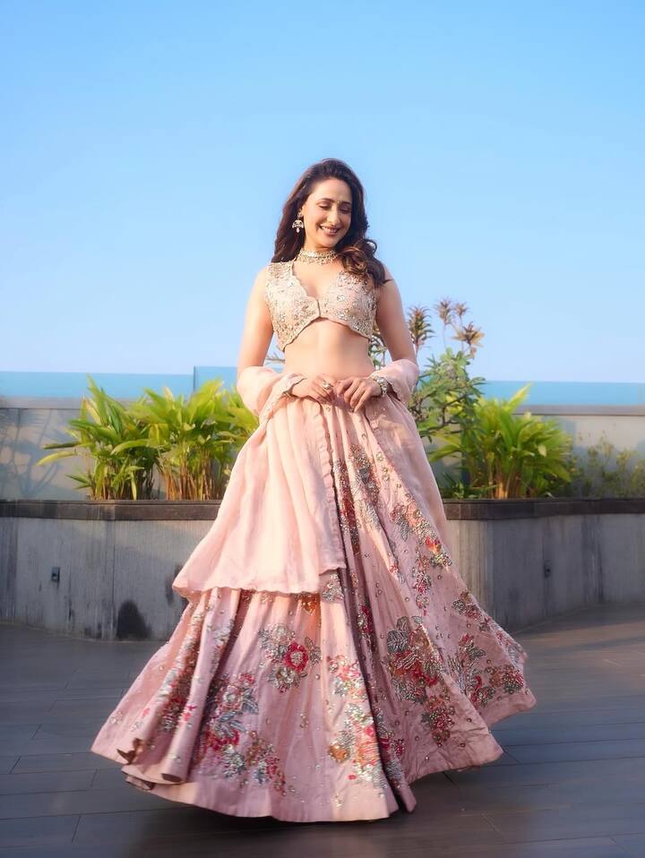 હસીનાએ પોતે આ તસવીરો શેર કરી છે. આ દરમિયાન તે ક્યારેક બેસીને તો ક્યારેક ઊભા રહીને પોઝ આપી રહી હતી.