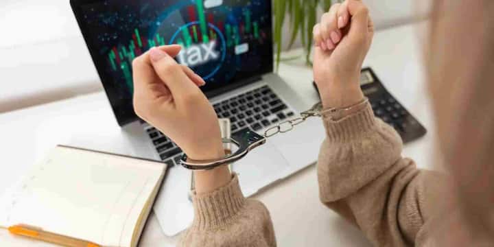 ठग पूछताछ जैसी शैली अपनाते हैं कड़े लहजे में बात, लगातार निगरानी का एहसास और कॉल काटने पर कानूनी कार्रवाई की धमकी. पीड़ित को लगता है कि कॉल छोड़ना और बड़ा जोखिम है. लगातार दबाव से मानसिक थकान बढ़ती है और अंत में जो कहा जा रहा है वही कर देना आसान विकल्प लगने लगता है.