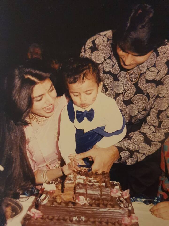 एक और तस्वीर में छोटे अभिमन्यु अपने जन्मदिन पर केक काटते दिखाई दे रहे हैं. उन्होंने बो-टाई पहनी हुई है और माता-पिता के साथ मुस्कुराते नजर आ रहे हैं. यह तस्वीर बताती है कि परिवार ने हर छोटे पल को कितनी खूबसूरती से सजाया है.