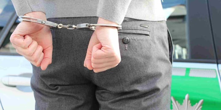 शिक्षा व्यक्ति को जानकारी तो देती है लेकिन भावनात्मक दबाव से पूरी तरह सुरक्षित नहीं बनाती. उच्च पद या सामाजिक प्रतिष्ठा रखने वाले लोग बदनामी के डर से और जल्दी घबरा जाते हैं. ठग इसी इमेज पर वार करते हैं जैसे आधार या बैंक खाते को जांच से जोड़कर इसे व्यक्तिगत हमला बना देना.