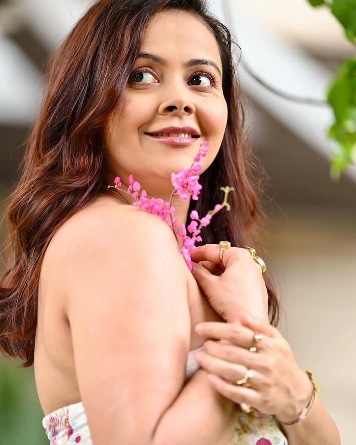 देवोलिना भट्टाचार्जी हि टीव्हीवरील लोकप्रिय अभिनेत्रींपैकी एक आहे.