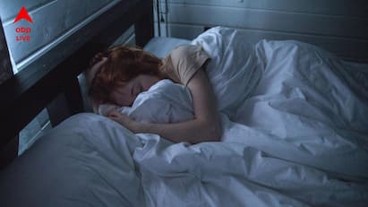 Better Sleep: ঘুমানোর আগে মেডিটেশন করতে পারেন। প্রতিদিন ঘুমানোর একটা নির্দিষ্ট সময় করুন। এক এক দিন এক এক সময়ে ঘুমালে ঘুমের ব্যাঘাত হতে পারে।