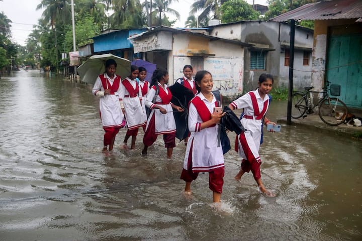 ২৪ তারিখ অর্থাৎ মঙ্গলবার পূর্ব মেদিনীপুর, উত্তর ২৪ পরগনা, দক্ষিণ ২৪ পরগনা ও ঝাড়গ্রামে বজ্রবিদ্যুৎ-সহ বৃষ্টির পূর্বাভাস দিয়েছে আলিপুর আবহাওয়া দফতর। 