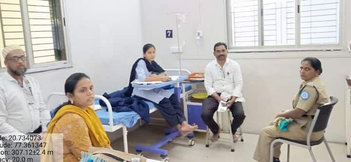 Akola HSC Exam News: अमरावती विभागीय परीक्षा मंडळांतर्गत सुरू असलेल्या बारावीच्या परीक्षेदरम्यान अकोल्यातील मूर्तिजापूर तालुक्यातील एका परीक्षा केंद्रावर अचानक विद्यार्थिनीची प्रकृती बिघडली.