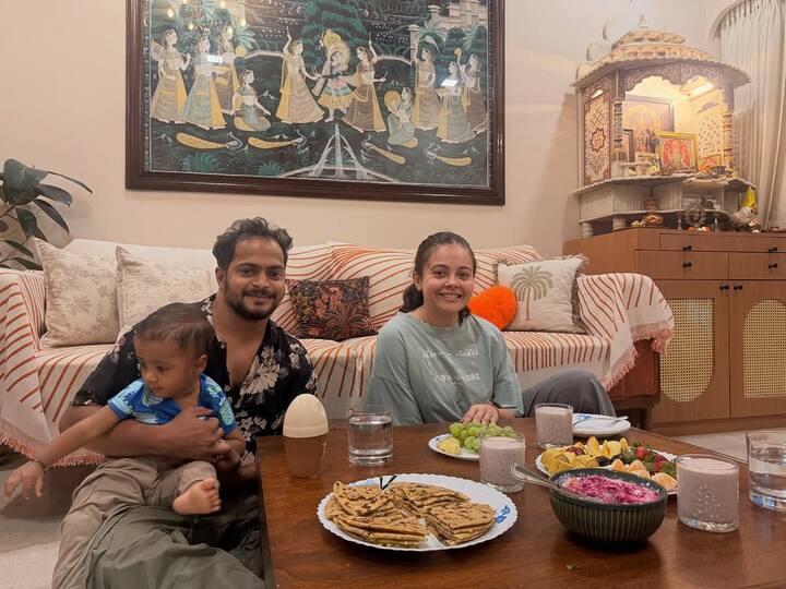 एका फोटोमध्ये देवोलीना टी-शर्टमध्ये दिसत आहे , तर दुसऱ्या फोटोमध्ये ती स्लीव्हलेस ड्रेसमध्ये आहे. यावरून काही सोशल मीडिया युजर्सनी तिच्या कपड्यांवर आणि बसण्याच्या पद्धतीवरून ट्रोल केले.