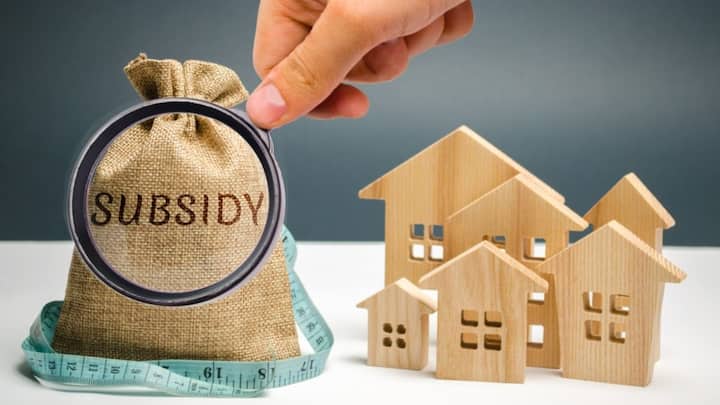 अप्लाई करने के लिए आधिकारिक पोर्टल पर जाकर कंज्यूमर लॉगिन बनाना होगा. प्रोफाइल भरने के बाद रूफटॉप सोलर के लिए आवेदन करें और डिस्कॉम अप्रूवल का इंतजार करें. फिर रजिस्टर्ड वेंडर चुनकर इंस्टॉलेशन और नेट मीटरिंग पूरी करें. आखिर में सब्सिडी DBT के जरिए सीधे बैंक खाते में आ जाती है.