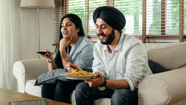 नॉर्थ कोरिया में मीडिया पूरी तरह सरकार के नियंत्रण में है. यहां आम लोगों को विदेशी टीवी चैनल देखने की अनुमति नहीं है. देश में मुख्य रूप से चार सरकारी चैनल प्रसारित होते हैं, जिनमें सबसे प्रमुख है Korean Central Television.