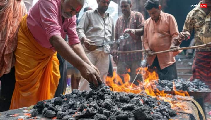 होलिका दहन की राख को एक लाल कपड़े में रखकर उसमें तांबे का एक छेद वाला सिक्का डाल दें और अच्छे से बांधकर तिजोरी या धन रखने की जगह पर रख दें. मान्यता है इससे मां लक्ष्मी की कृपा बरसती है. घर बनाने में आ रहा संकट दूर होता है.