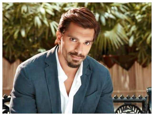 करण सिंह ग्रोव्हरने 2004 मध्ये एमटीव्ही इंडियाच्या Kitni Mast Hai Zindagi या मालिकेतून अभिनय कारकिर्दीची सुरुवात केली.
