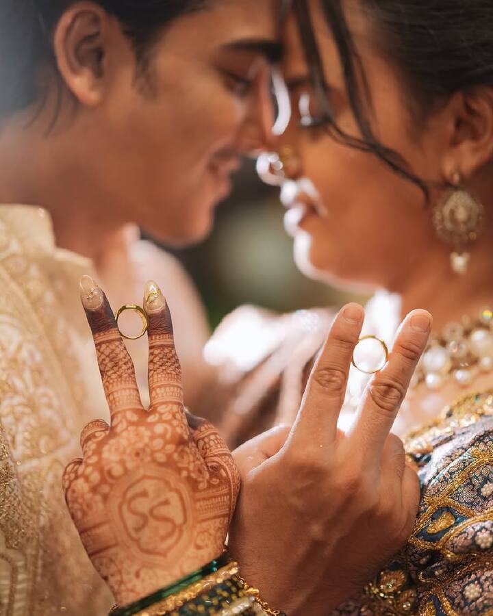 शुभम मुरुडकर याचा नुकताच साखरपुडा झाला. मेकअप आर्टिस्ट गर्लफ्रेंड सृष्टी जाधवसोबत त्याची एंगेजमेंट झाली आहे. तो लवकरच सृष्टीसोबत विवाहबंधनात अडकणार आहे.