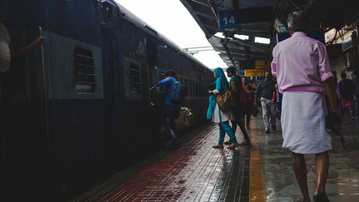 इस ट्रेन में दो छोटे कोच हैं, जिनका नाम ओलिवेट और सिनाई रखा गया है. दोनों कोच एक-दूसरे से केबल के जरिए जुड़े रहते हैं. जब एक ऊपर जाता है, तो दूसरा नीचे आता है. यही इसकी खास तकनीक है.