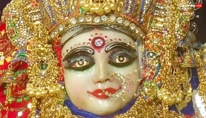 इस महालक्ष्मी मंदिर के बारे में कहा जाता है कि यहां आने वाले भक्तों को प्रसाद के तौर पर पैसा और सिक्के मिलते हैं. यहां तक की कई शुभ मौकों पर सोना-चांदी भी बांटा जाता है.