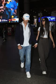 गर्लफ्रेंड सबा का हाथ थामे स्टाइलिश अंदाज में एयरपोर्ट पर स्पॉट हुए ऋतिक रोशन, कपल की केमिस्ट्री पर फिदा हुए फैंस