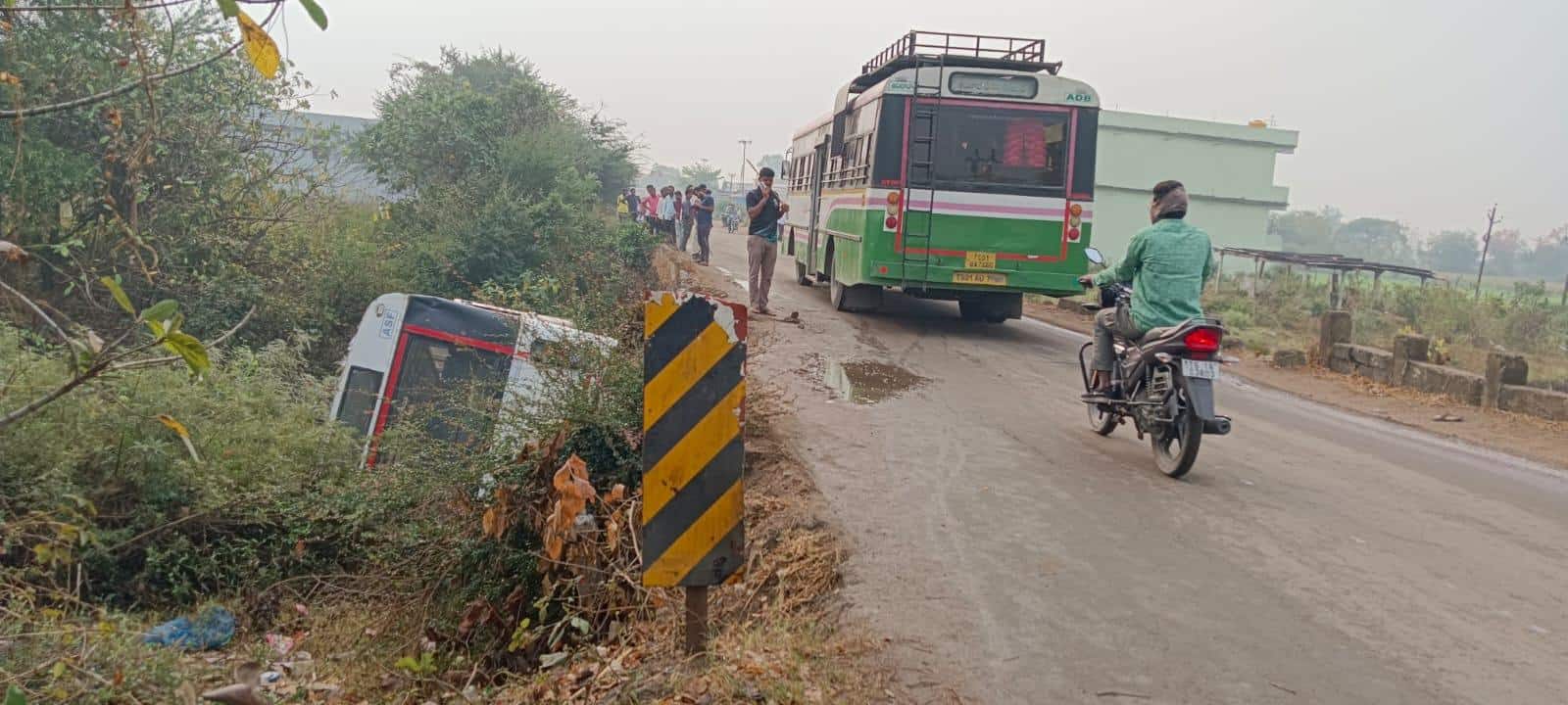 RTC Bus Accident: వాగులో పడిన ఆర్టీసీ బస్సు, కండక్టర్ సహా పలువురికి గాయాలు.. ఆదిలాబాద్ జిల్లాలో ఘటన