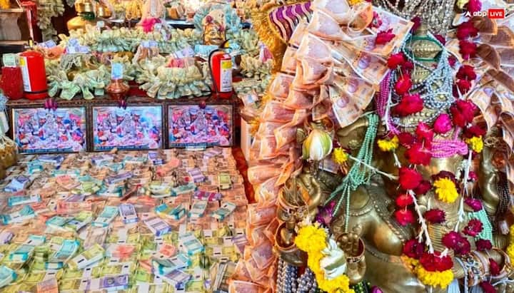 मध्यप्रदेश के रतलाम में माणक स्थिति लक्ष्मी मंदिर की बहुत मान्यता है. यहां सालभर दर्शन के लिए भक्तों की भारी भीड़ देखने को मिलती है.  मान्यता है जो श्रद्धालु दिवाली से पहले जेवर और नकदी यहां भेंट करते हैं, उनका खजाना दिन-दूनी रात-चौगुनी गति से बढ़ जाता है.