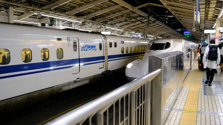 भारत की पहली बुलेट ट्रेन परियोजना मुंबई-अहमदाबाद हाई-स्पीड रेल कॉरिडोर पर बन रही है. यह करीब 508 किलोमीटर लंबा रूट है. इस परियोजना में जापान की तकनीकी और वित्तीय मदद ली जा रही है. ट्रेन की अधिकतम परिचालन गति 320 किमी प्रति घंटा तय की गई है. डिजाइन स्पीड 350 किमी प्रति घंटा रखी गई है, यानी तकनीकी रूप से यह ट्रेन और तेज चलने की क्षमता रखती है.