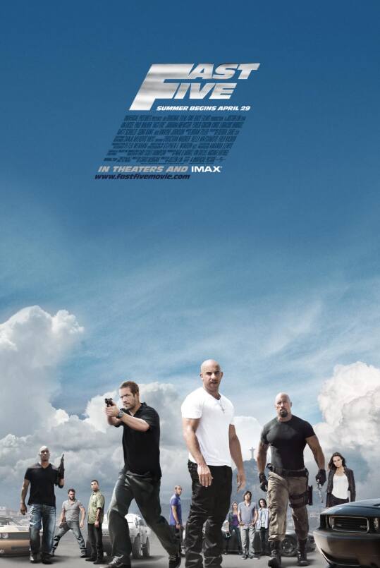 फास्ट फाइव (2011)- ये फिल्म टर्निंग पॉइंट मानी जाती है. डोम, ब्रायन और मिया रियो डी जनेरियो में 100 मिलियन डॉलर की बड़ी चोरी प्लान करते हैं. पूरी टीम एक साथ आती है और हाई-स्पीड हीस्ट को अंजाम देती है. एजेंट ल्यूक हॉब्स की एंट्री से फिल्म का लेवल और ऊपर चला जाता है.