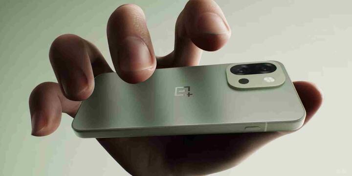 इसके अलावा ई-कॉमर्स साइट Amazon पर OnePlus 13s पर भी भारी डिस्काउंट मिल रहा है. बता दें कि इस फोन के 12+256GB वेरिएंट की असल कीमत 57,999 रुपये है लेकिन डिस्काउंट के बाद ये फोन यहां पर महज 50,999 रुपये में लिस्टेड है. इसके अलावा इस फोन पर 42 हजार रुपये का एक्सचेंज ऑफर भी मिल रहा है. हालांकि ये आपके पुराने फोन के ब्रांड और कंडिशन पर निर्भर करता है. साथ ही आप इस फोन को आसान किस्तों पर भी खरीद सकते हैं.