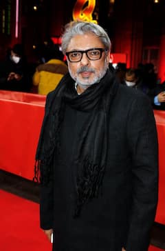 SLB Birthday: 'हम दिल दे चुके सनम' से 'देवदास' तक, दिल छू लेती हैं संजय लीला भंसाली की ये 8 फिल्में , इन ओटीटी प्लेटफॉर्म पर करें एंजॉय