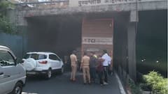 Pune Mumbai Highway: जुन्या पुणे-मुंबई महामार्गावर वाहतूक कोंडी; उंचीचा अंदाज आलाच नाही थेट कंटेनर ग्रेड सेपरेटरमध्ये घातला अन् अडकला, प्रवाशांना मनस्ताप