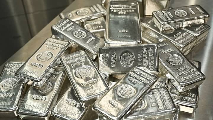 स्पॉट गोल्ड 0.71% घसरून 5,187 डॉलर प्रति औंस, तर स्पॉट सिल्वर 86.36 डॉलर प्रति औंसवर आला.