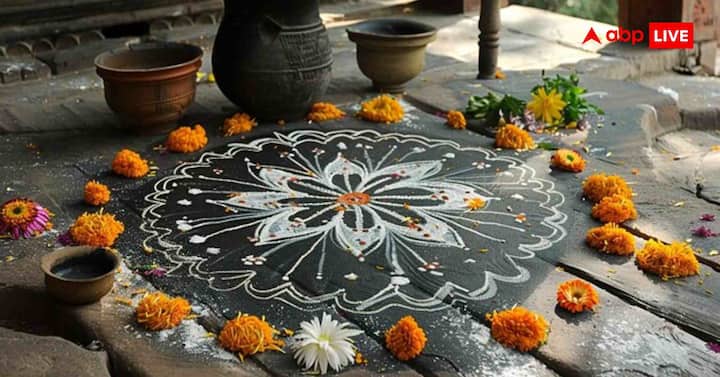 चावल के पेस्ट और आटे की रंगोली भी काफी परफेक्ट ऑप्शन है. दक्षिण भारत में इसे कोलम कहते हैं. चावल के पेस्ट से बनाई गई रंगोली बहुत टिकाऊ और सुंदर होती है. इसे बनाने से घर में पॉजिटिव एनर्जी आती है और देवी लक्ष्मी को प्रसन्न किया जाता है.