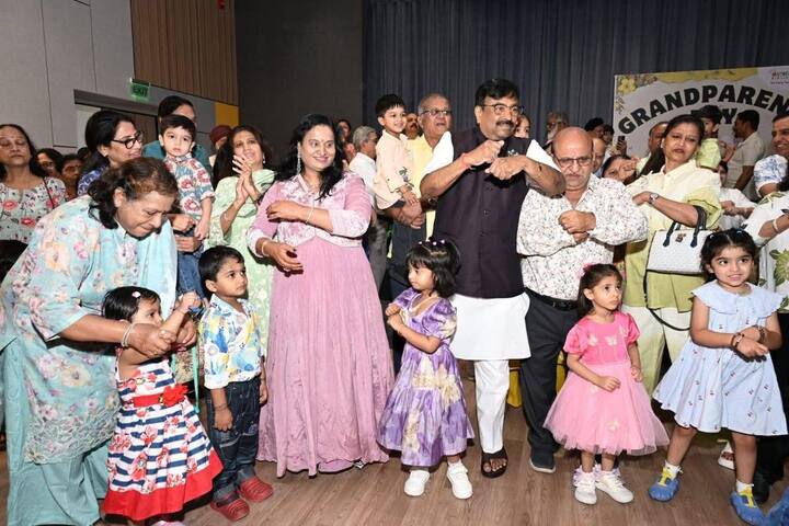 कार्यक्रमादरम्यान आजी-आजोबांसाठी विशेष उपक्रम आणि स्पर्धांचे आयोजन करण्यात आले होते.