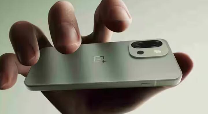 ਇਸ ਤੋਂ ਇਲਾਵਾ, OnePlus 13s ਵੀ ਈ-ਕਾਮਰਸ ਸਾਈਟ Amazon 'ਤੇ ਕਾਫ਼ੀ ਛੋਟ 'ਤੇ ਉਪਲਬਧ ਹੈ। ਇਸ ਫੋਨ ਦੇ 12GB+256GB ਵੇਰੀਐਂਟ ਦੀ ਅਸਲ ਕੀਮਤ ₹57,999 ਹੈ, ਪਰ ਛੋਟ ਤੋਂ ਬਾਅਦ, ਇਹ ਸਿਰਫ਼ ₹50,999 ਵਿੱਚ ਸੂਚੀਬੱਧ ਹੈ। ਇਸ ਫੋਨ 'ਤੇ ₹42,000 ਦੀ ਐਕਸਚੇਂਜ ਪੇਸ਼ਕਸ਼ ਵੀ ਉਪਲਬਧ ਹੈ। ਹਾਲਾਂਕਿ, ਇਹ ਪੇਸ਼ਕਸ਼ ਤੁਹਾਡੇ ਪੁਰਾਣੇ ਫੋਨ ਦੇ ਬ੍ਰਾਂਡ ਅਤੇ ਸਥਿਤੀ 'ਤੇ ਨਿਰਭਰ ਕਰਦੀ ਹੈ। ਤੁਸੀਂ ਇਸ ਫੋਨ ਨੂੰ ਆਸਾਨ ਕਿਸ਼ਤਾਂ ਵਿੱਚ ਵੀ ਖਰੀਦ ਸਕਦੇ ਹੋ।