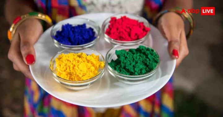 गुलाल और पिचकारी वाली रंगोली भी परफेक्ट ऑप्शन है. इस रंगोली में गुलाल और रंग दोनों का यूज होता है. इसमें बाल्टी और पिचकारी जैसी आकृतियाँ बनाकर होली के उत्सव का आनंद दिखाया जाता है. यह पारंपरिक रंगोली में नयापन और फन जोड़ती है.