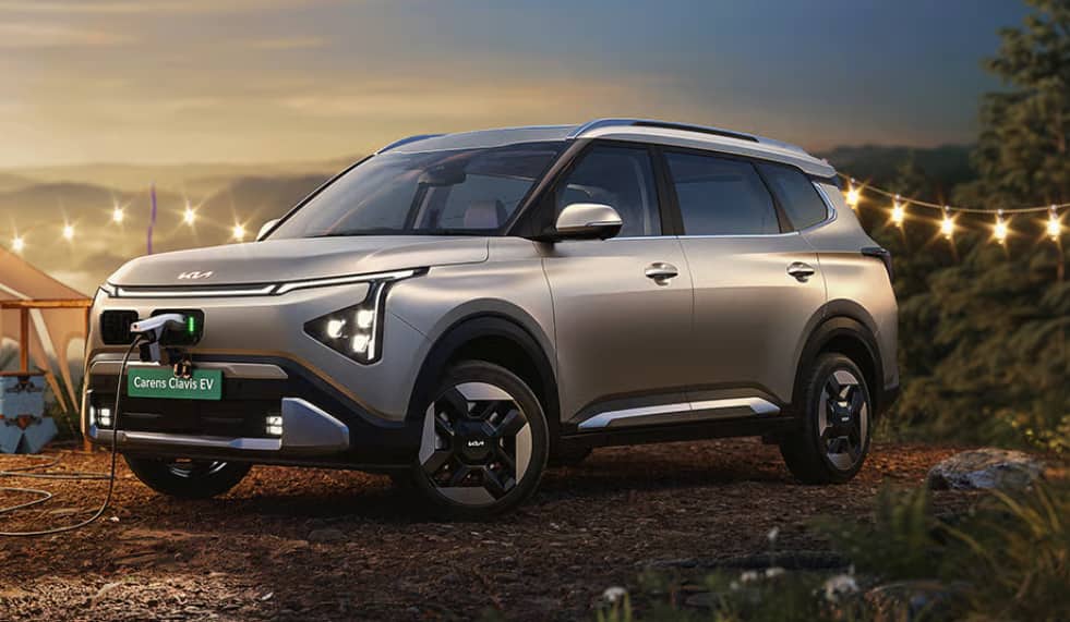 Innova Crysta: பெட்ரமாக்ஸ் லைட்டேதான் வேணுமா...! க்ரிஸ்டாவிற்கு டஃப் கொடுக்கும் 4 மாடல்கள் - மைலேஜ், விலை