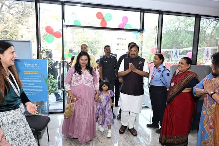 Sudhir Mungantiwar आणि त्यांच्या पत्नी Sapna Mungantiwar यांनी आपल्या नातीसोबत आजोबा-आजी दिवस उत्साहात साजरा केला.