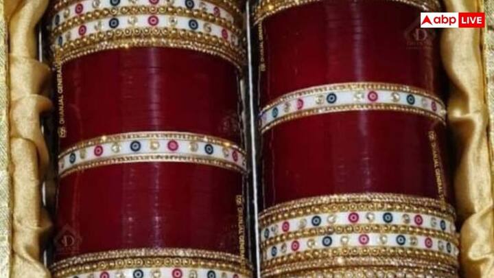 पहले के जमाने में चूड़ा इस बात का पब्लिक संकेत होता था कि औरत ने हाल ही में शादी की है. इससे समाज को उसकी नई हैसियत पहचानने में और उसके साथ उसी हिसाब से पेश आने में मदद मिलती थी. पारंपरिक तौर पर नई दुल्हन से तुरंत घर के भारी काम करने की उम्मीद नहीं की जाती थी.