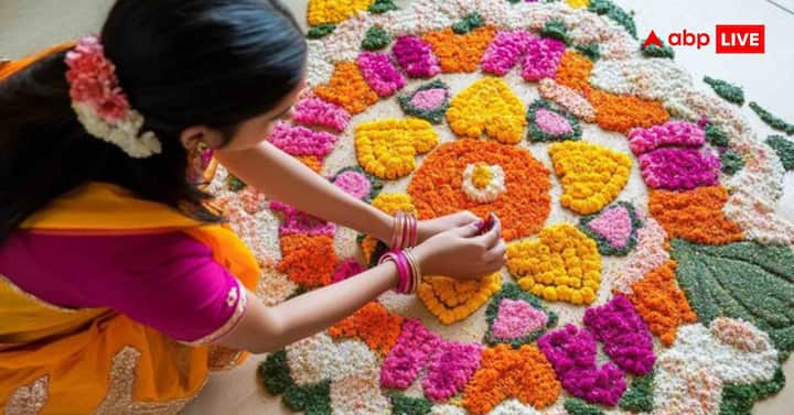होली पर फूलों से बनाई गई रंगोली भी बेस्ट है. फूलों की पंखुड़ियों से बनी रंगोली घर को सुंदर और खुशबूदार बनाती है. गुलाब, गेंदा और गुड़हल जैसे फूल पर्यावरण के लिए सुरक्षित और प्राकृतिक होते हैं. यह डिजाइन विशेष रूप से वसंत ऋतु में बहुत फेमस है.
