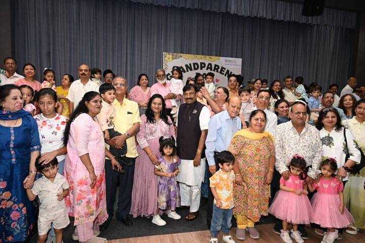 छोट्या शुर्वीने आपल्या मित्रमैत्रिणींसह आजी-आजोबांसाठी सुंदर सांस्कृतिक कार्यक्रम सादर केला.