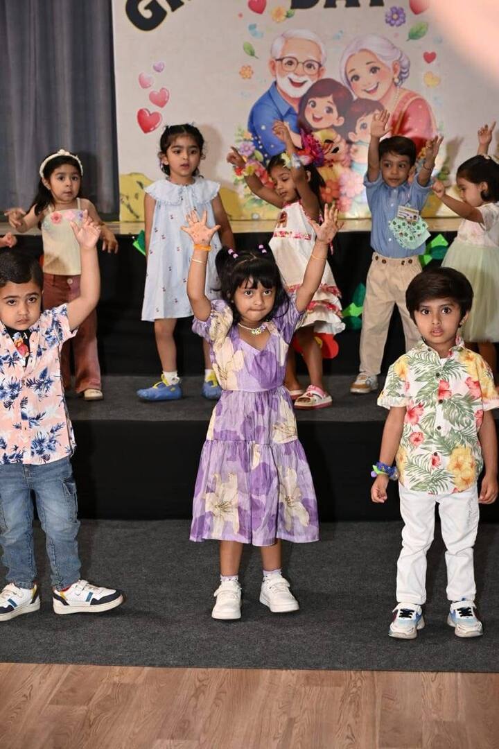 मुलांच्या गाण्यांनी आणि नृत्यांनी वातावरण आनंदाने भरून गेले.