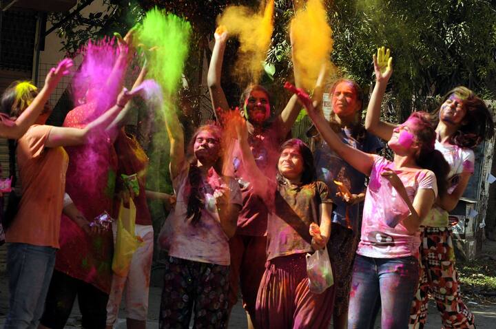जर तुम्ही होळी खेळण्यासाठी लांब कुठे जाणार असाल तर तुम्ही तुमच्या चेहऱ्यावर पेट्रोलियम जेली अप्लाय करू शकता. पेट्रोलियम जेली वापरल्यानं रंगाबरोबरच उन्हापासूनही तुमच्या त्वचेचं संरक्षण होईल.