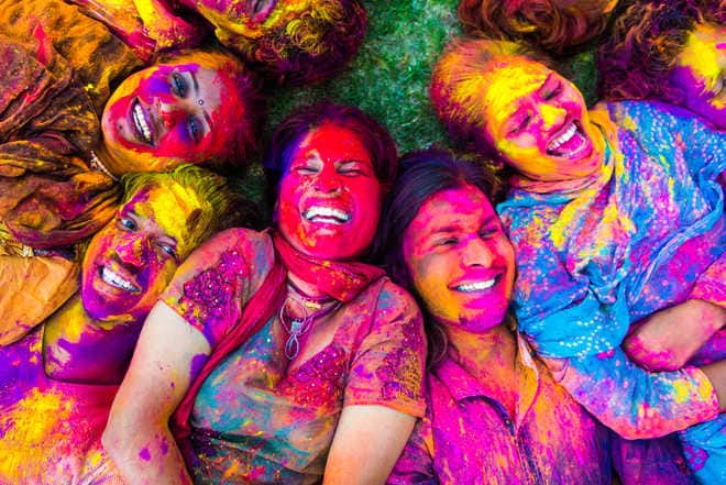 हे रंग आपल्या त्वचेसाठी हानिकारक ठरु शकतात. त्यामुळे आपण काळजी घेणं फार गरजेचं आहे.