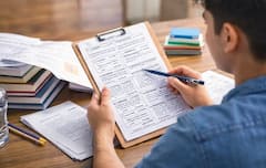होली के रंग भी, बोर्ड एग्जाम की तैयारी भी; छुट्टियों में स्मार्ट तरीके से पढ़ाई और मस्ती जानें कैसे ?