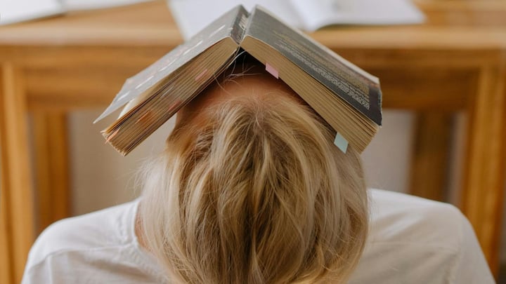 पढ़ाई के दौरान आंखें लगातार एक ही जगह फोकस करती हैं. इससे आंखों की मांसपेशियों पर दबाव पड़ता है और थकान होती है. जब आंखें थकती हैं तो दिमाग को भी आराम की जरूरत महसूस होती है. इसका सीधा असर यह होता है कि पढ़ते समय नींद आने लगती है.