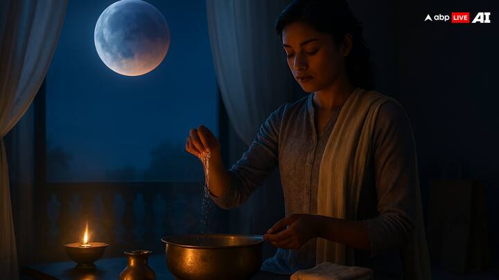 जिन लोगों का जन्म 6, 15, 24 तारीख को हुआ है, उन लोगों पर शुक्र का प्रभाव अधिक रहता है. इन लोगों को ग्रहण लगने से पहले नमक वाले पानी से स्नान करना चाहिए. उन्हें ग्रहण काल के दौरान किसी भी तरह की वस्तु खरीदने से बचना चाहिए.