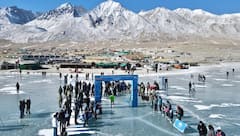 Ladakh News: -25°C में दौड़े 460 रनर्स, 14,272 फीट पर पैंगोंग फ्रोजन लेक मैराथन का शानदार समापन