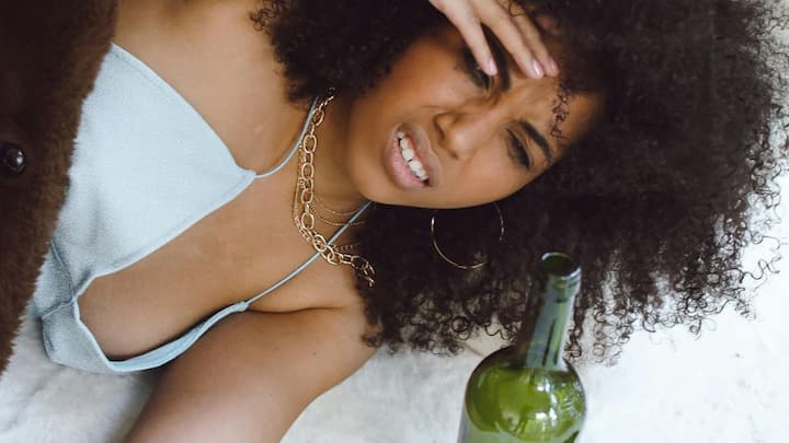 शराब शरीर में जाकर पहले एथेनॉल के रूप में रहती है. लीवर इसे तोड़कर एसीटैल्डिहाइड नाम के जहरीले केमिकल में बदलता है. यही केमिकल सिरदर्द, कमजोरी और भारीपन बढ़ाता है. बाद में यह और टूटकर कम हानिकारक तत्वों में बदलता है, लेकिन तब तक शरीर पर असर दिखने लगता है.