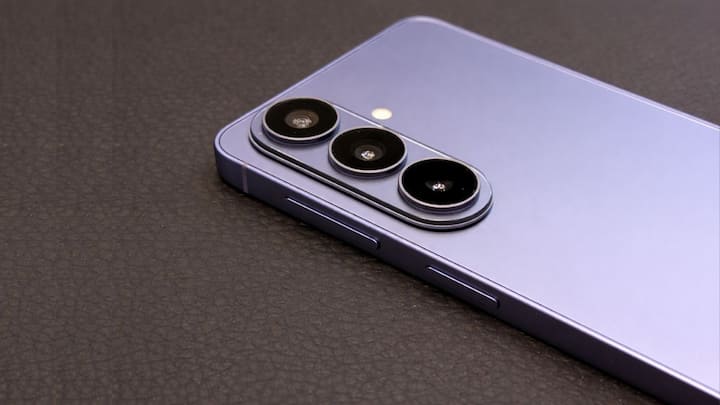 The device is powered by Snapdragon 8 Elite Gen 5, delivering top-tier performance and advanced AI processing.