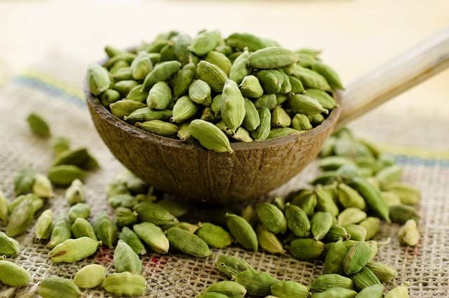 রান্নায় এলাচ ব্যবহার করলে সুন্দর গন্ধ হয় খাবারে, একথা প্রায় সকলেই জানেন। এলাচ দিয়ে অনেকে আবার চা-ও তৈরি করেন।
