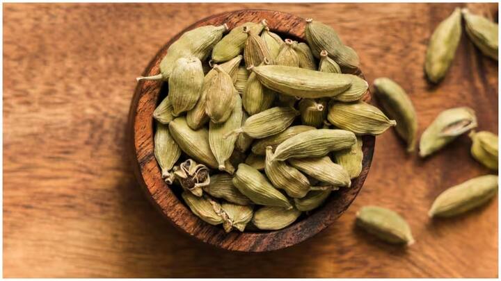 এলাচ দিয়ে জল ফুটিয়ে সেটা দিয়ে মুখ কুলকুচি করলে আপনার দাঁত ভাল থাকবে। এর পাশাপাশি মুখের ভিতরের অংশের অন্যান্য অনেক সমস্যাই দূর হবে।