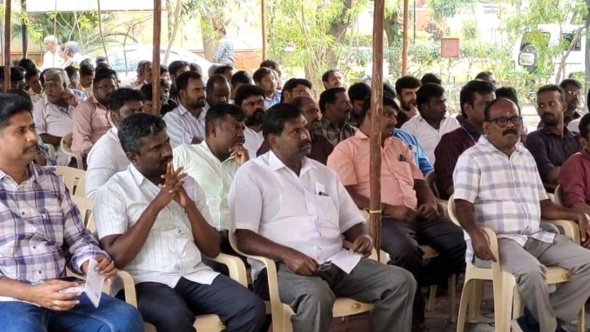 வேலை நிறுத்தம் தொடரும் – கோவை ஆட்சியரகம் முன் வருவாய்த்துறை அலுவலர்கள் அறிவிப்பு