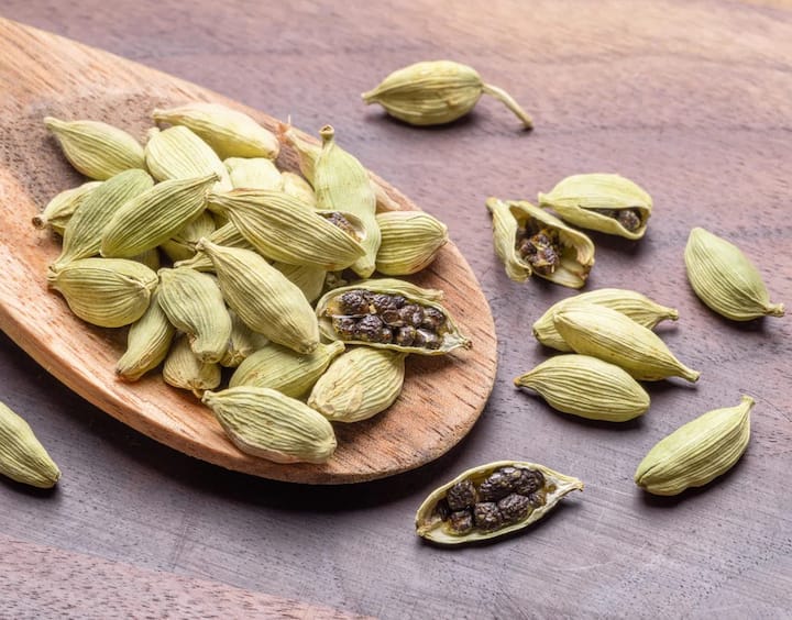 এলাচ শুধুমাত্র একটা মশলা নয়। শরীর-স্বাস্থ্যের নানা উপকারেও লাগে এই উপকরণ। আর রান্নাঘরেও এই মশলার অনেক ধরনের ব্যবহার রয়েছে।