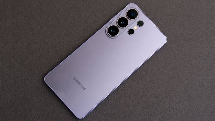 Samsung Galaxy S26 Ultra introduces industry-first built-in Privacy Display that narrows viewing angles without reducing brightness or clarity.